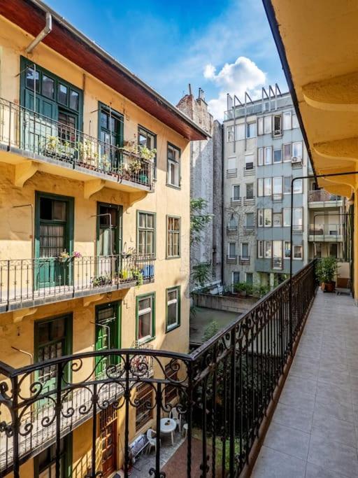 Mexicopo Apartment With Garage Budapest Eksteriør billede